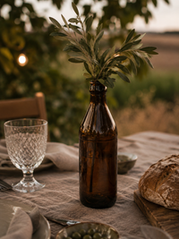 Braune Glasflasche Runa mit grünem Zweig als kleine Vase