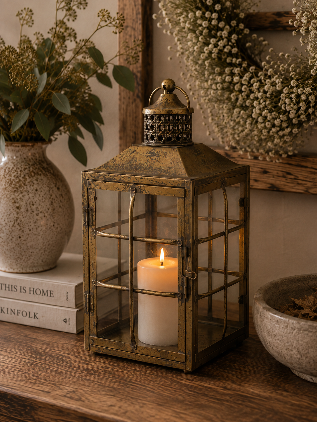 Detailansicht der Laterne Antique mit antikgoldener Patina und Glas