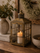 Detailansicht der Laterne Antique mit antikgoldener Patina und Glas