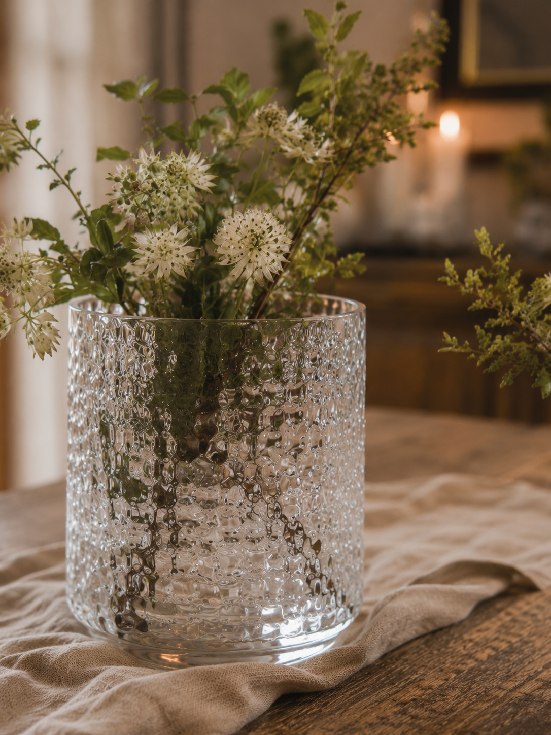 Großes Windlicht Dotti aus strukturiertem Glas als Vase mit Blumen