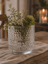 Mittleres Windlicht Dotti aus strukturiertem Klarglas mit Blumen