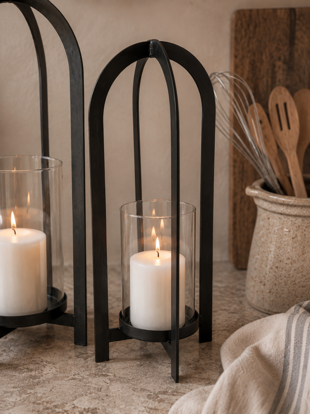 Detailansicht der schwarzen Windlichter Arch mit Glaszylinder und Blockkerzen