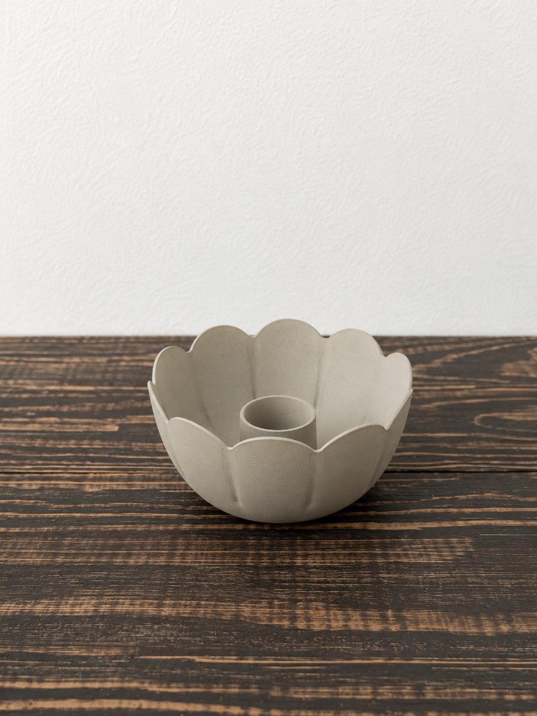 Kerzenhalter Nola in Blütenform für Stabkerzen in Beige