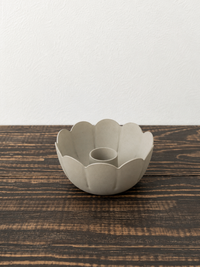 Kerzenhalter Nola in Blütenform für Stabkerzen in Beige