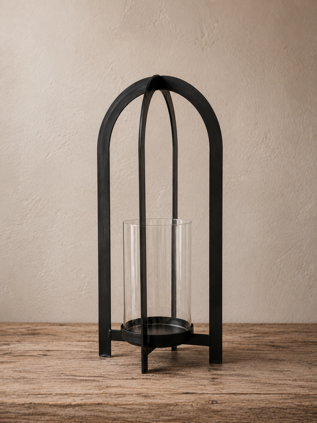 Großes Windlicht Arch aus schwarzem Metall mit klarem Glaszylinder