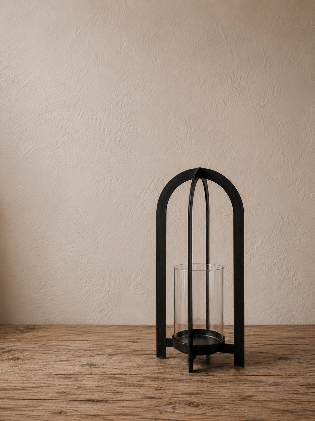 Kleines Windlicht Arch aus schwarzem Metall mit klarem Glaszylinder