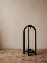 Kleines Windlicht Arch aus schwarzem Metall mit klarem Glaszylinder