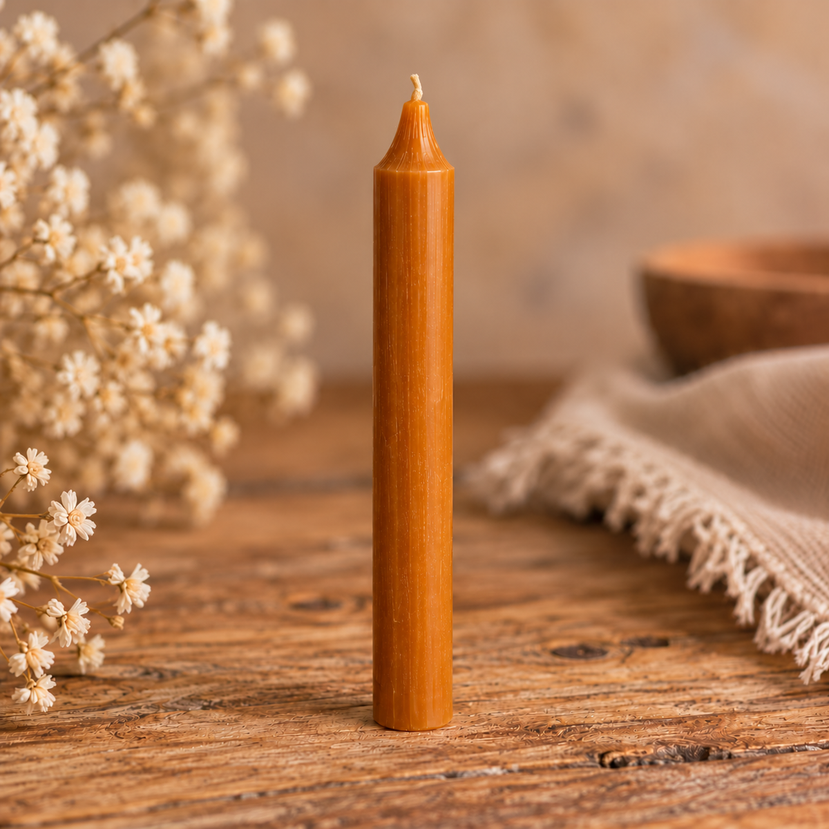 Curryfarbene Stabkerze aus durchgefärbtem Paraffin, 18 cm hoch