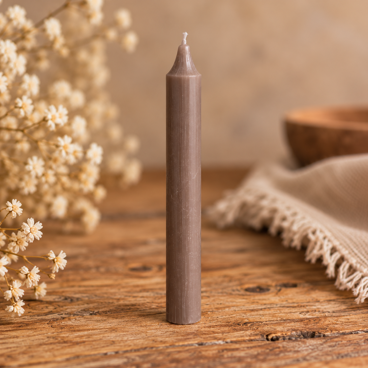 Stabkerze in Taupe, 18 cm hoch, aus durchgefärbtem Paraffin