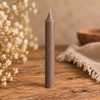 Stabkerze in Taupe, 18 cm hoch, aus durchgefärbtem Paraffin