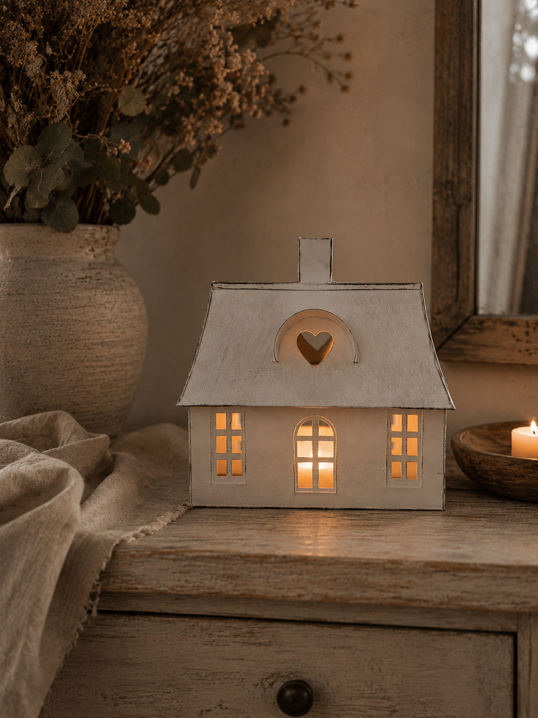 Lichthaus Lotta mit warmem Teelicht auf einer Holzkommode dekoriert