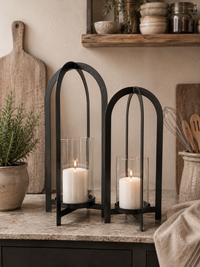 Windlicht Arch in zwei Größen mit weißen Blockkerzen in einer gemütlichen Küche